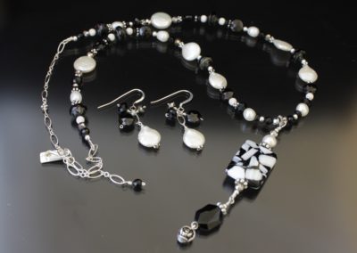 Black and White Necklace Set (good)
